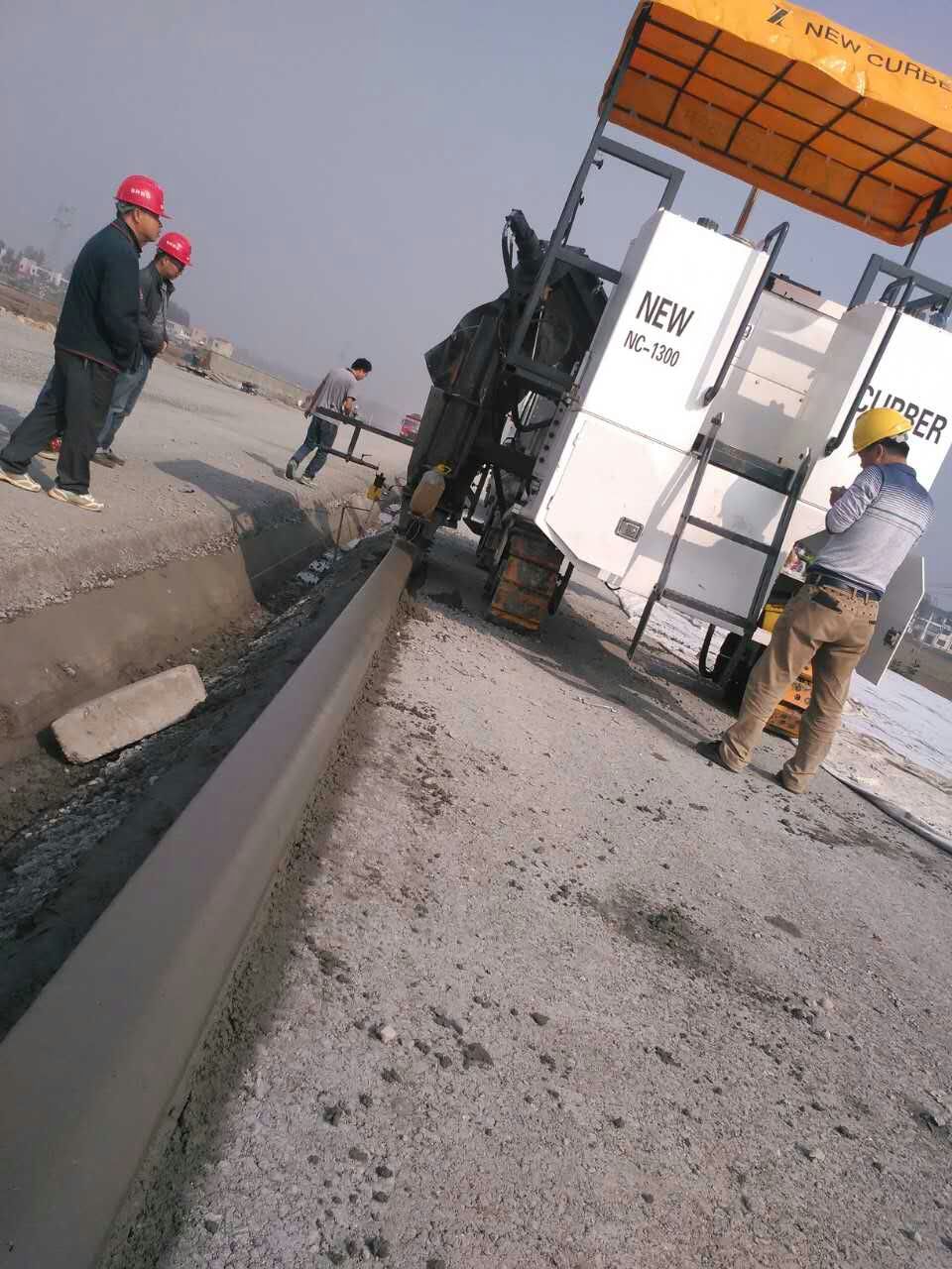 新路緣NC1300混凝土路緣石滑模機強大的背后不但是產品技術，還有完善的售后服務
